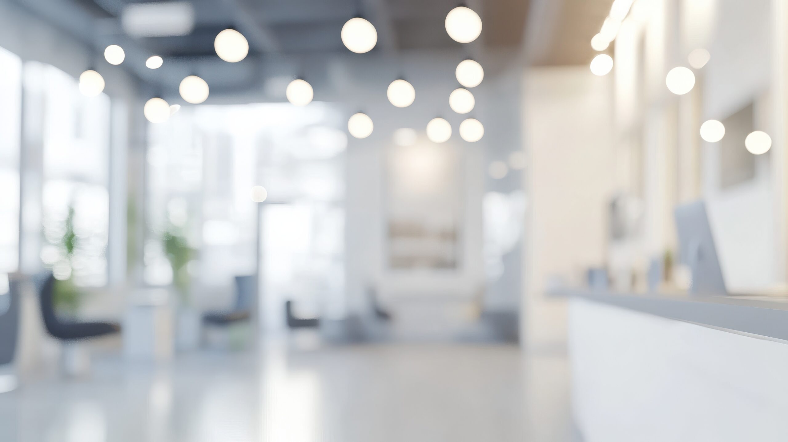 Abbildung eines Eingangsbereichs in eine Praxis mit Rezeption und Wartebereich