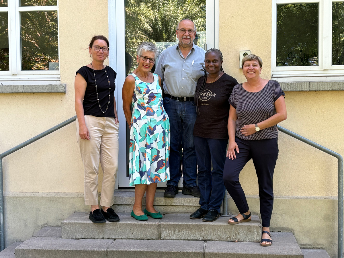 Dr. med. Jutta Dick, Marcel Dutt und Regina Ngobi-Dutt von der hausärztlichen Gemeinschaftspraxis in Wallerfangen zusammen mit Natalie Hirschauer und Frau Anette Fritz, Geschäftsführerinnen des MVZ.