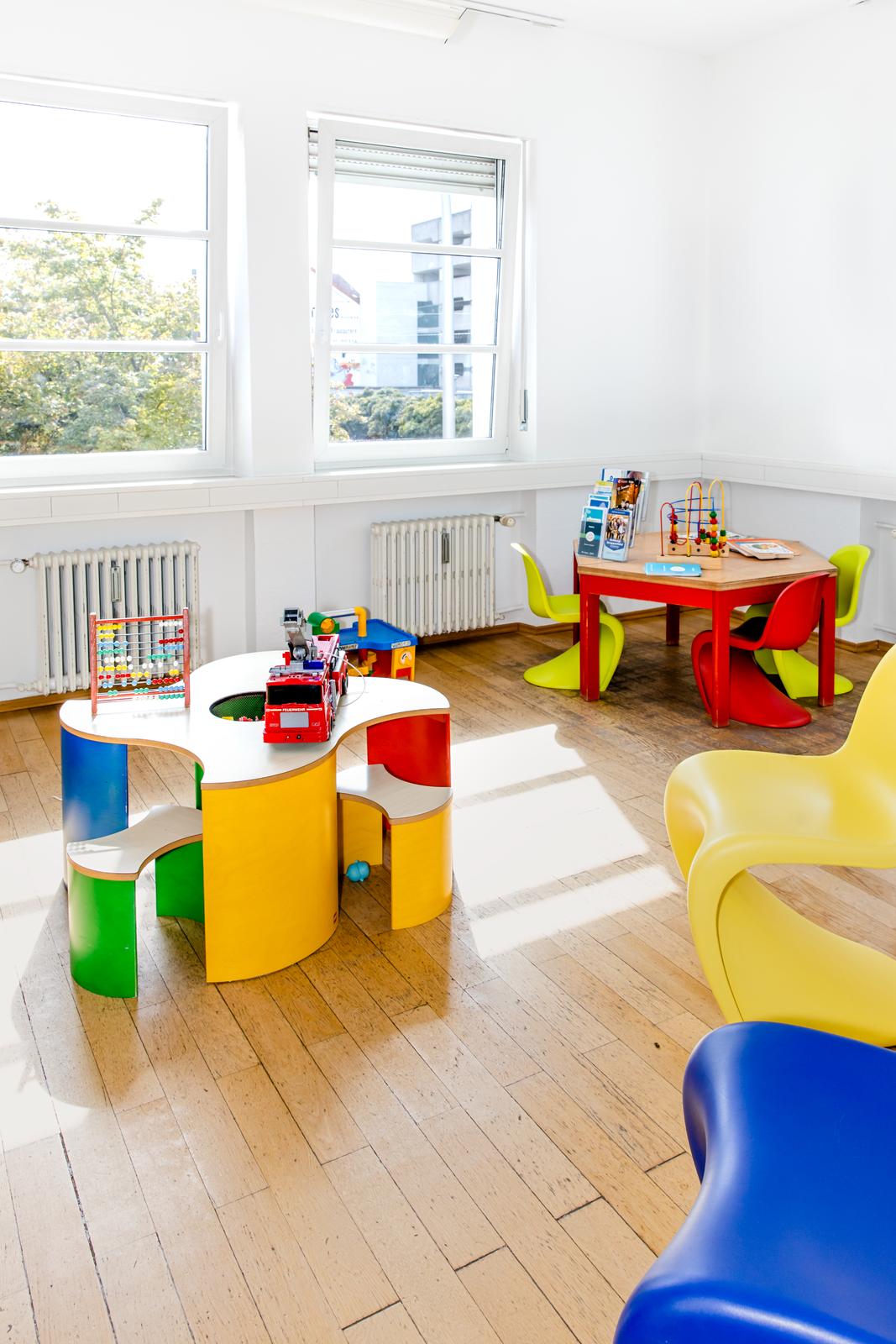 MVZ Saar: Praxisräume der Facharztpraxis für Kinder- und Jugendmedizin Dr. Katja Ihmann & Markus Leidinger MVZ Saar: Praxisräume der Facharztpraxis für Kinder- und Jugendmedizin Dr. Katja Ihmann & Markus Leidinger